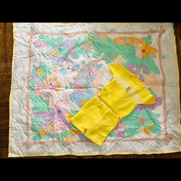 Bright yellow 2 piece sweater suit. Top and shorts - Picture 2 of 7